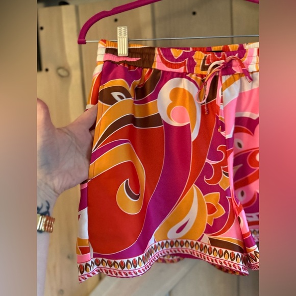 LIKE NEW Express Vibrant Patterned Shorts - Picture 3 of 5
